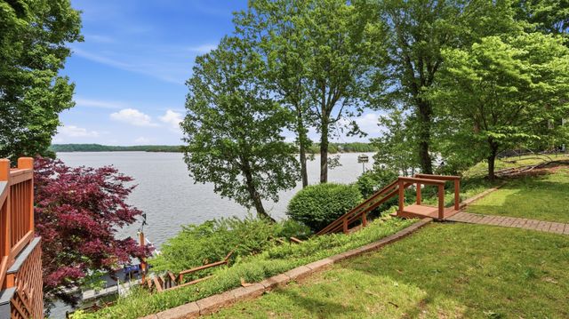 686 Bluff Dr, Winchester, TN 37398