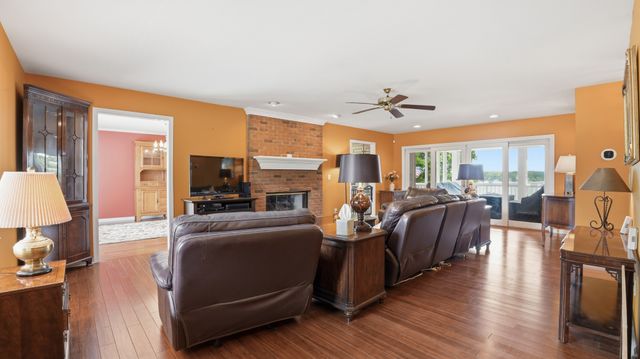 686 Bluff Dr, Winchester, TN 37398