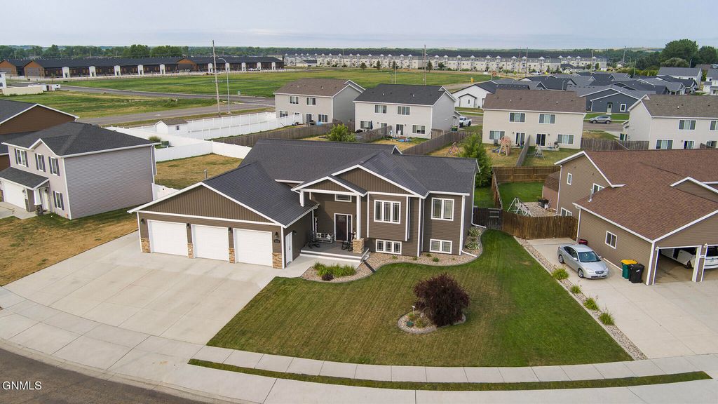3318 Dortmund Drive, Bismarck, ND 58504 photo 2