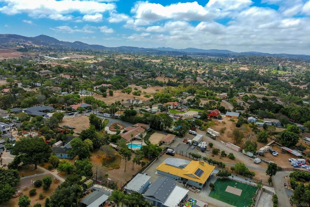 Image 10 of property listing at 2720 Mason Way, Vista, CA 92084
