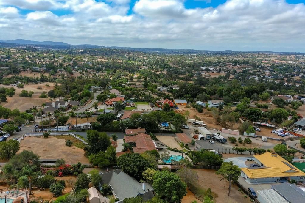 Image 11 of property listing at 2720 Mason Way, Vista, CA 92084