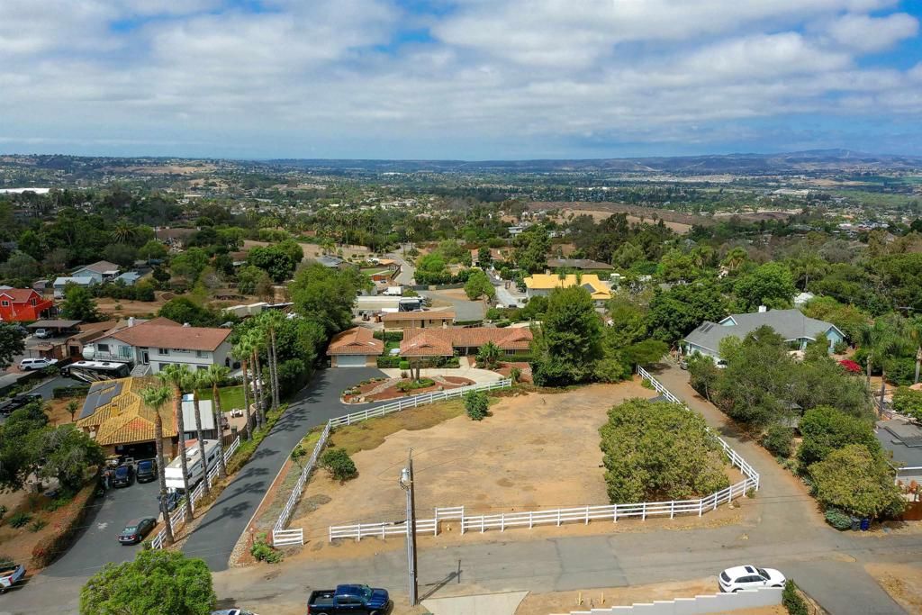 Image 13 of property listing at 2720 Mason Way, Vista, CA 92084