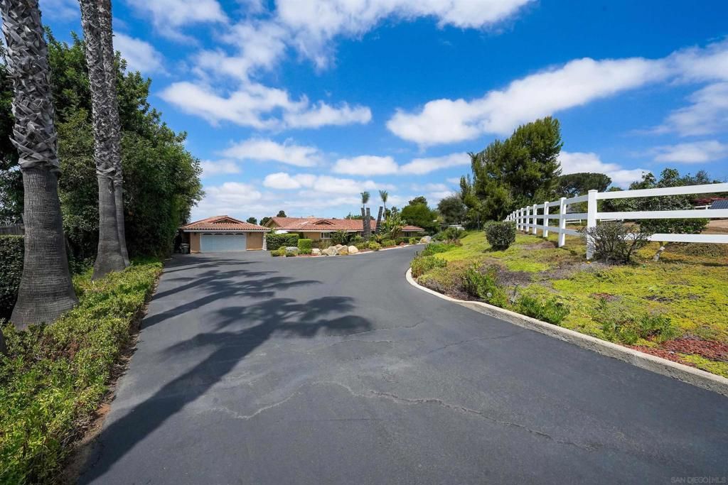 Image 2 of property listing at 2720 Mason Way, Vista, CA 92084