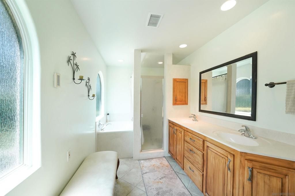 Image 20 of property listing at 2720 Mason Way, Vista, CA 92084