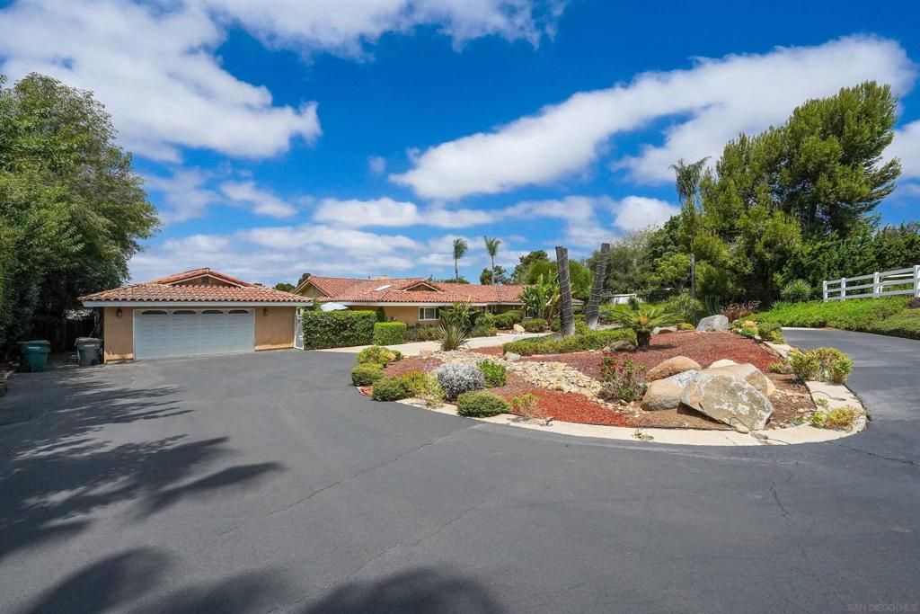 Image 3 of property listing at 2720 Mason Way, Vista, CA 92084