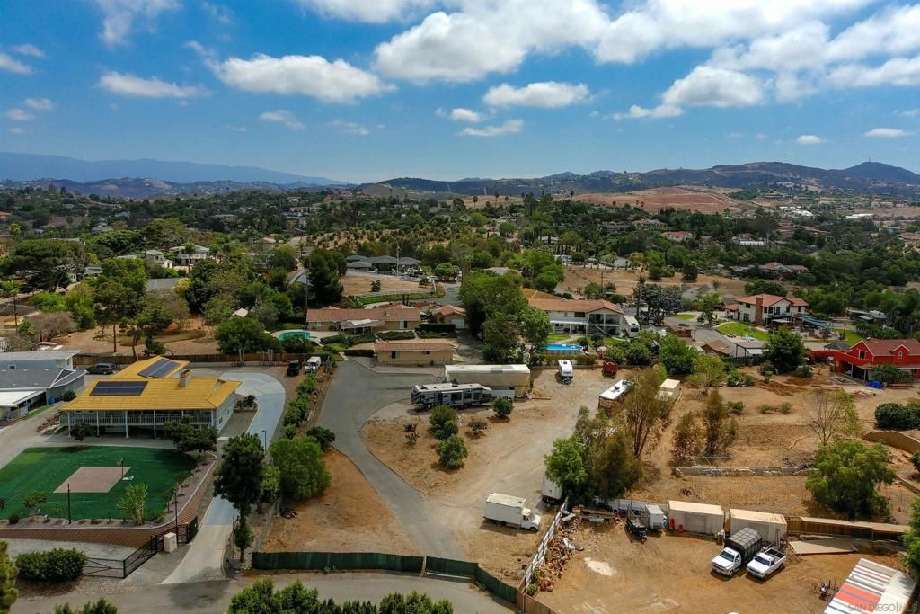 Image 8 of property listing at 2720 Mason Way, Vista, CA 92084