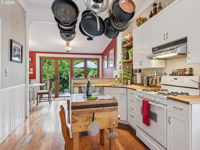 2632 Nw THURMAN St, Portland, OR 97210