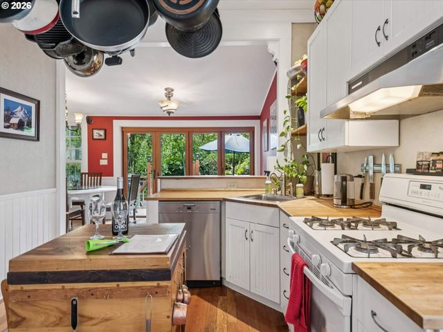 2632 Nw THURMAN St, Portland, OR 97210
