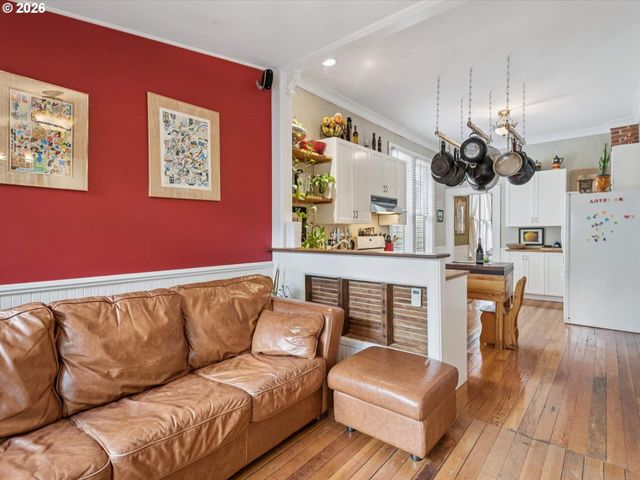 2632 Nw THURMAN St, Portland, OR 97210