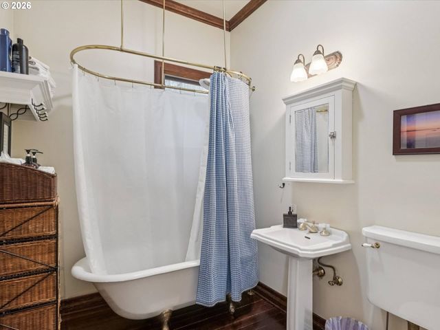 2632 Nw THURMAN St, Portland, OR 97210