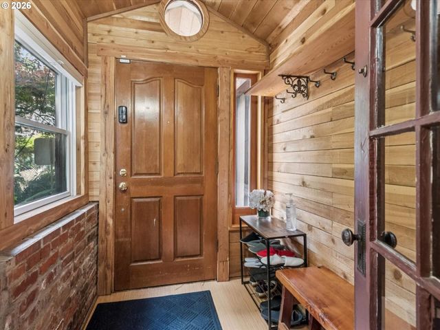 2632 Nw THURMAN St, Portland, OR 97210