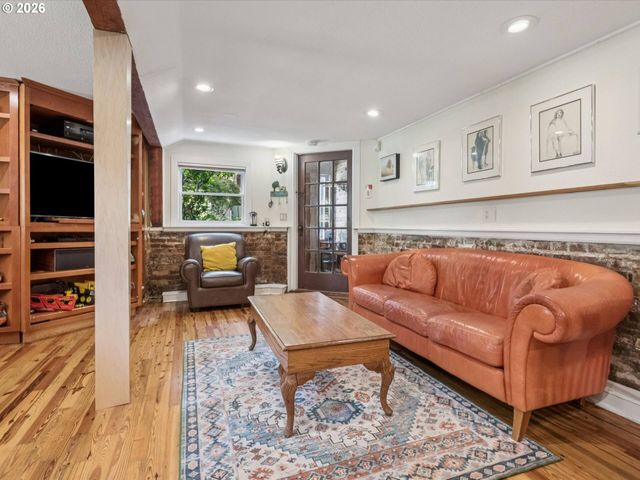 2632 Nw THURMAN St, Portland, OR 97210
