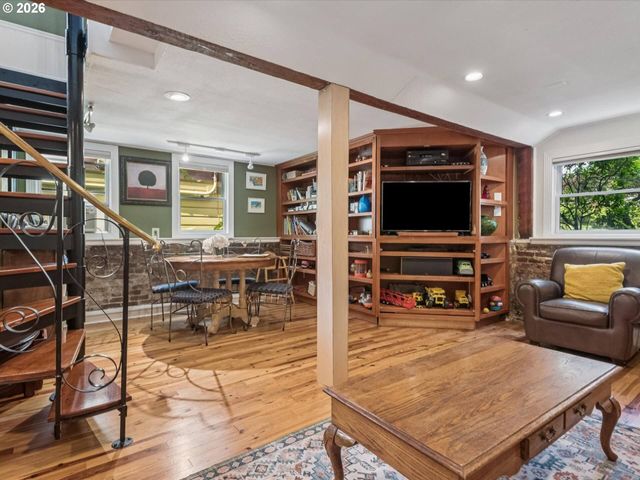2632 Nw THURMAN St, Portland, OR 97210