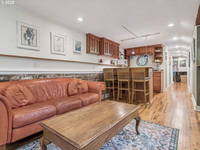 2632 Nw THURMAN St, Portland, OR 97210