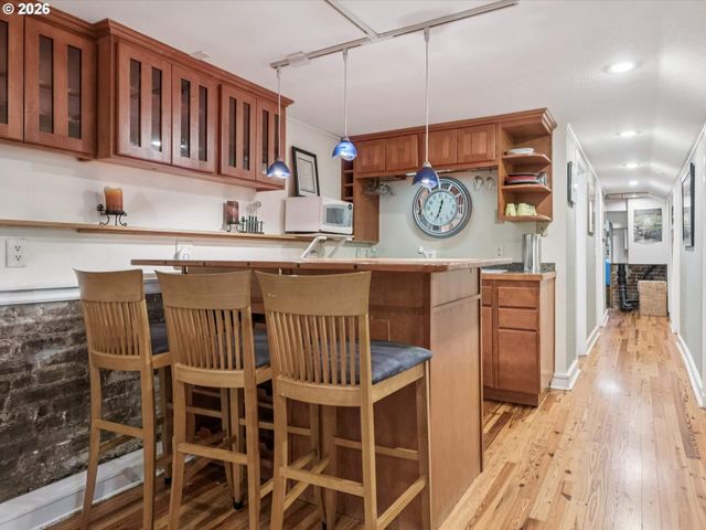 2632 Nw THURMAN St, Portland, OR 97210