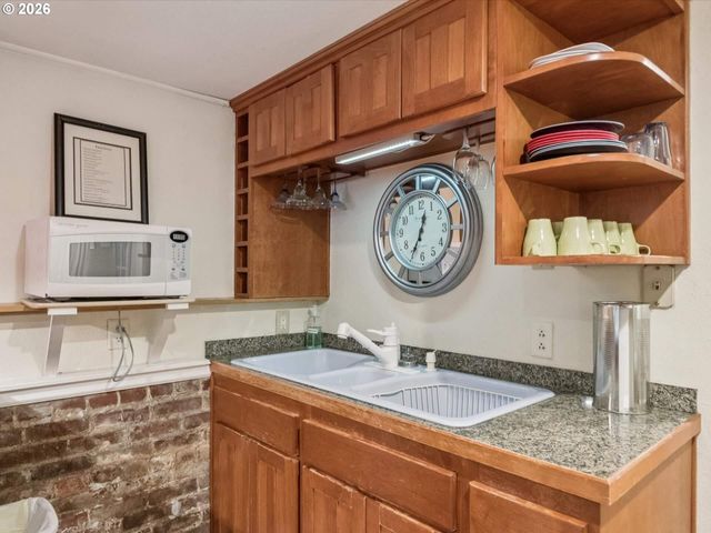 2632 Nw THURMAN St, Portland, OR 97210