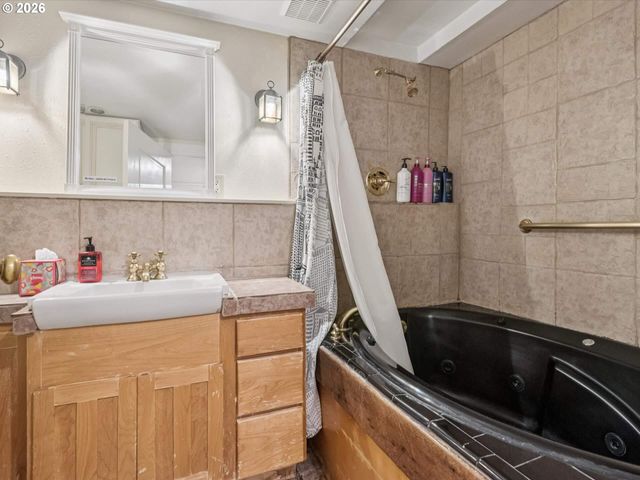 2632 Nw THURMAN St, Portland, OR 97210