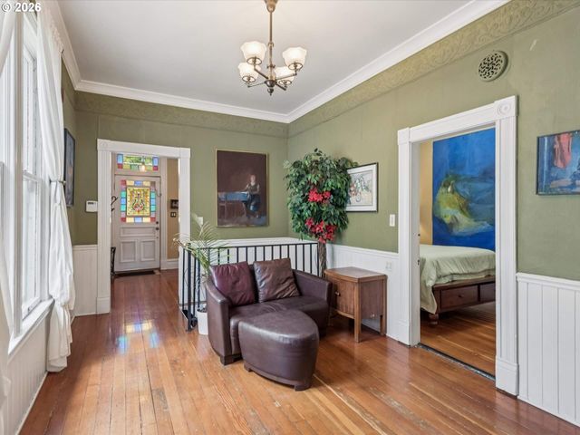2632 Nw THURMAN St, Portland, OR 97210