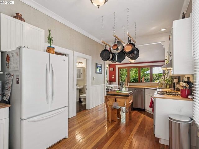 2632 Nw THURMAN St, Portland, OR 97210