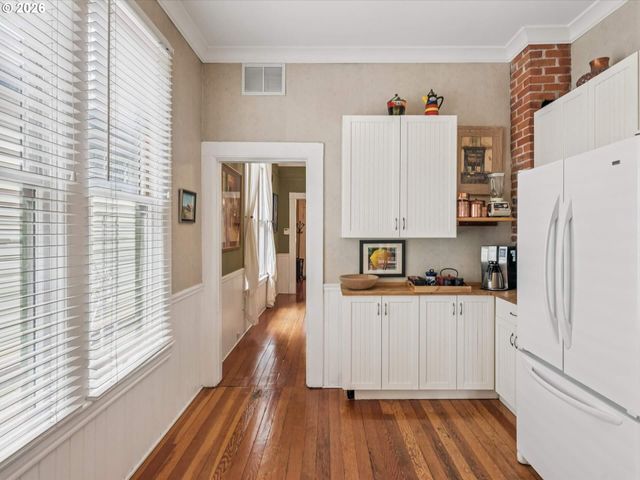 2632 Nw THURMAN St, Portland, OR 97210
