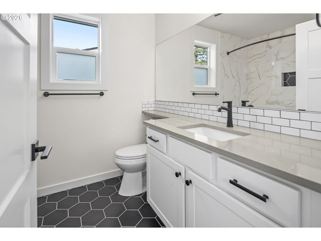 5470 Se Bybee Blvd C, Portland, OR 97206