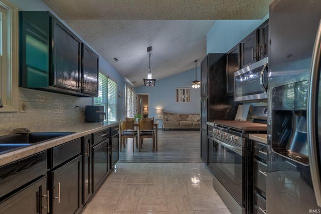 5717 Lincoln Pointe Boulevard, Evansville, IN 47715