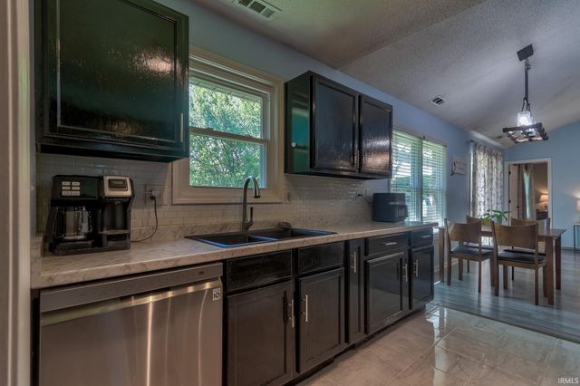 5717 Lincoln Pointe Boulevard, Evansville, IN 47715