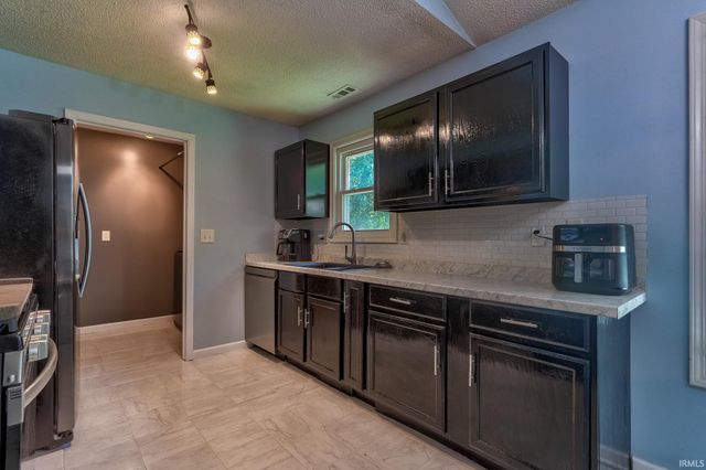 5717 Lincoln Pointe Boulevard, Evansville, IN 47715
