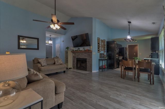 5717 Lincoln Pointe Boulevard, Evansville, IN 47715