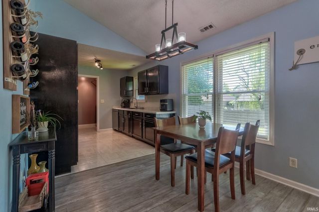 5717 Lincoln Pointe Boulevard, Evansville, IN 47715