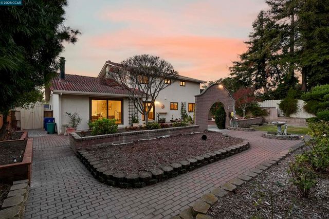 943 Hawthorne Dr, Rodeo, CA 94572