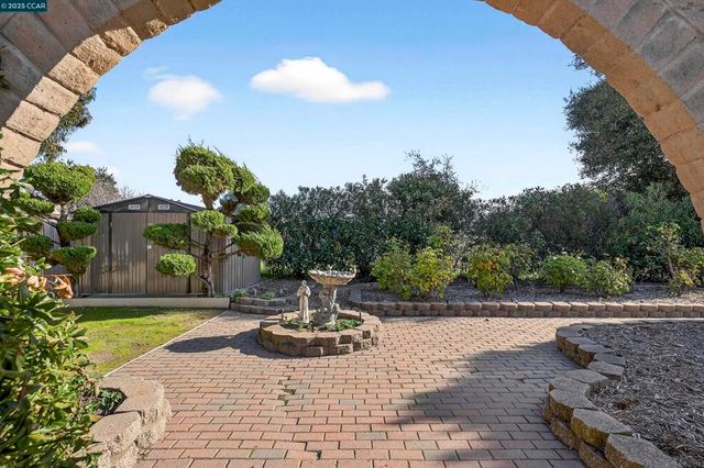 943 Hawthorne Dr, Rodeo, CA 94572