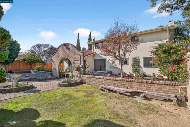 943 Hawthorne Dr, Rodeo, CA 94572