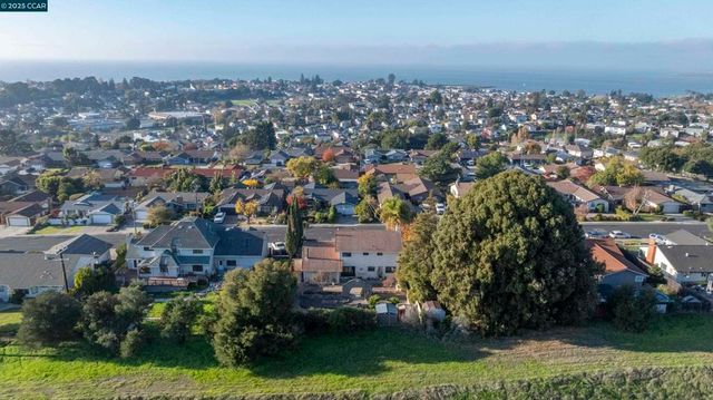 943 Hawthorne Dr, Rodeo, CA 94572