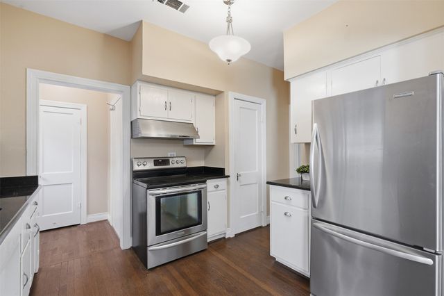 1138 N Edgefield Avenue, Dallas, TX 75208
