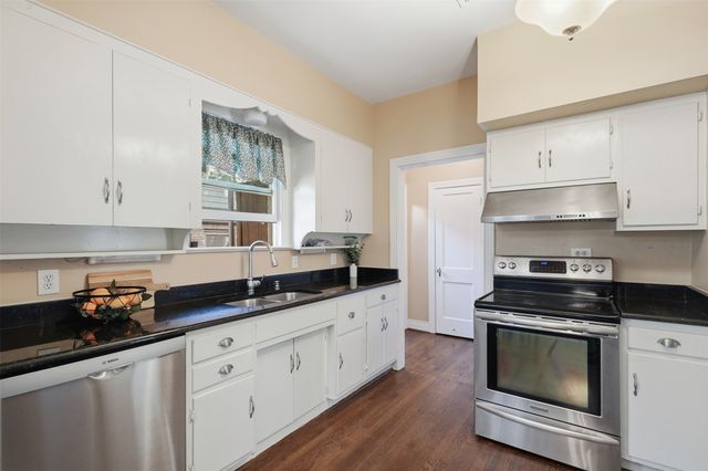 1138 N Edgefield Avenue, Dallas, TX 75208