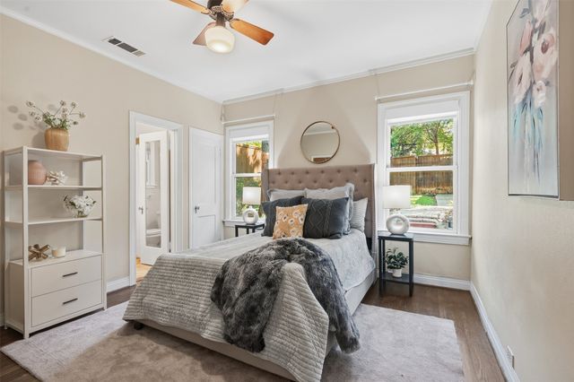 1138 N Edgefield Avenue, Dallas, TX 75208