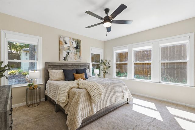 1138 N Edgefield Avenue, Dallas, TX 75208