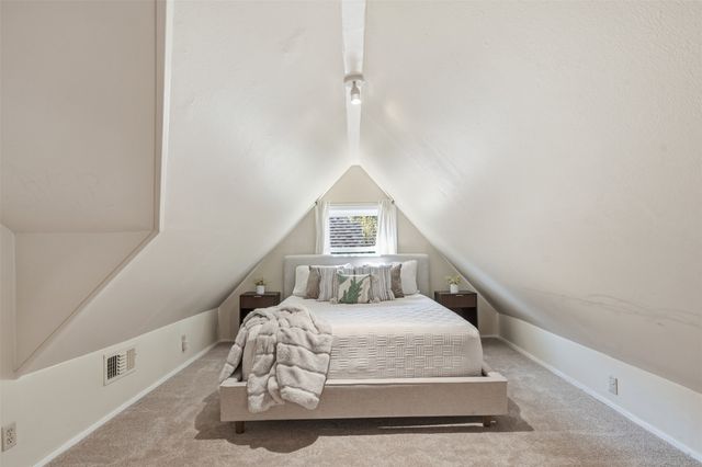 1138 N Edgefield Avenue, Dallas, TX 75208