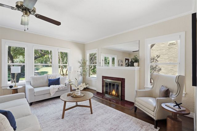 1138 N Edgefield Avenue, Dallas, TX 75208