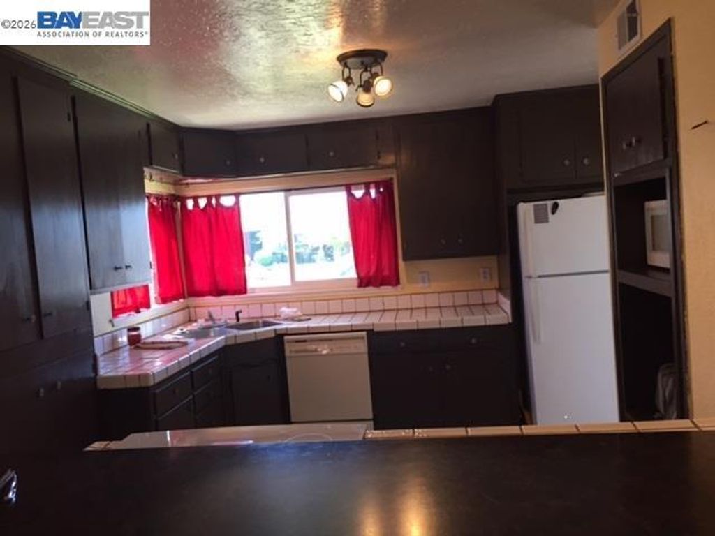 Image 4 of property listing at 953 7th, Ripon, CA 95366