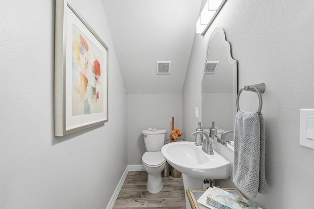 438 Amanda Circle, Tiki Island, TX 77554