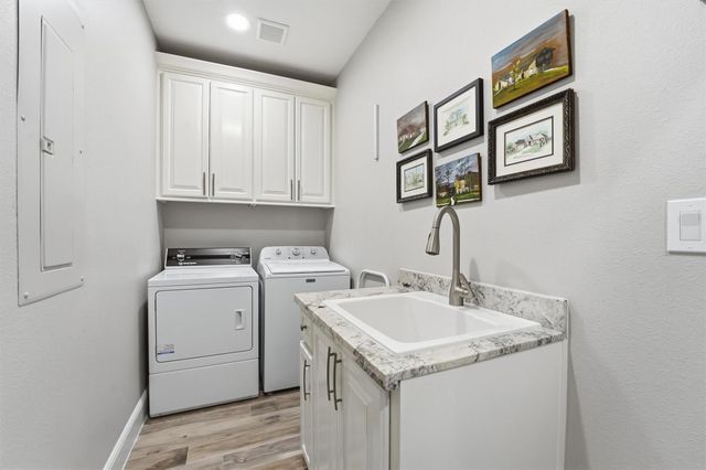 438 Amanda Circle, Tiki Island, TX 77554