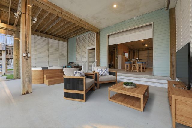 438 Amanda Circle, Tiki Island, TX 77554