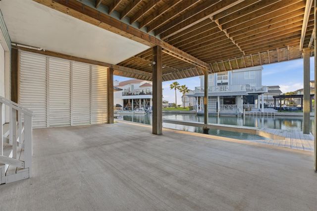 438 Amanda Circle, Tiki Island, TX 77554