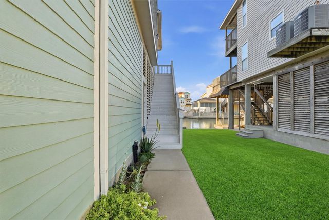 438 Amanda Circle, Tiki Island, TX 77554