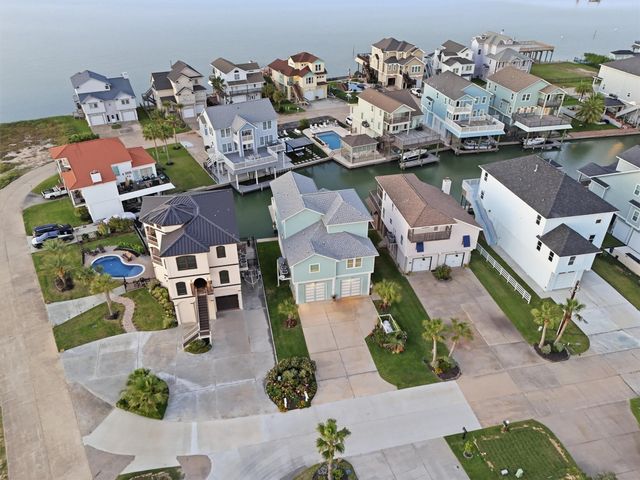 438 Amanda Circle, Tiki Island, TX 77554