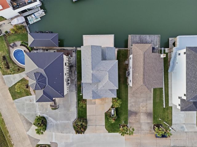 438 Amanda Circle, Tiki Island, TX 77554