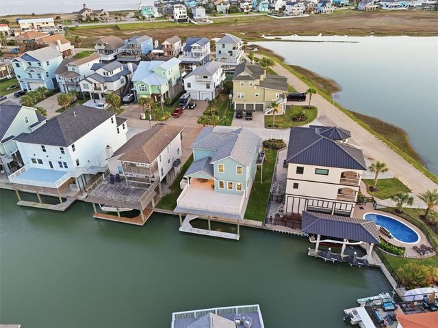 438 Amanda Circle, Tiki Island, TX 77554