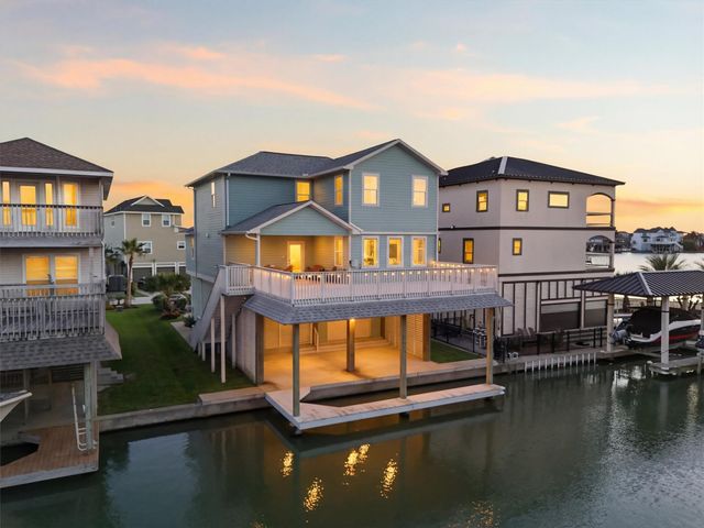 438 Amanda Circle, Tiki Island, TX 77554